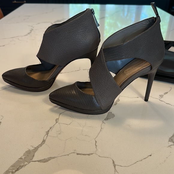 BCBGMAXAZRIA- impossible to pronounce, and to forget. Vero Cuoio Leather Heels - Picture 3 of 9